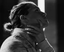 Un homme réfléchit