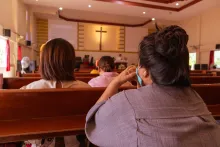 Des personnes vont à l'église