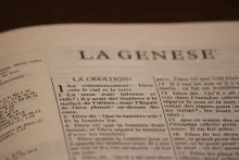 Une Bible ouverte (Genèse)