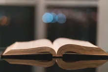 Une Bible ouverte posée sur une table