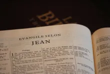 Une Bible ouverte. L'évangile selon Jean