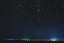 Ciel nocturne naturel. Étoiles en arrière-plan dans la campagne.