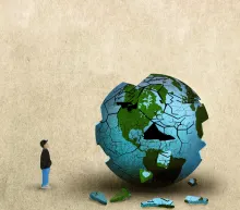 Un petit garçon regardant la planète Terre se désintégrer.