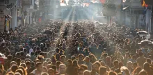 Une foule immense dans une rue, avec une lumière inversée 