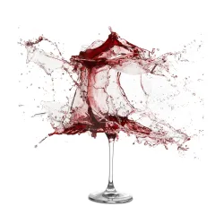 Un verre à vin débordant de vin.