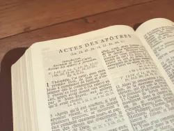La Bible ouverte sur le 1er chapitre des Actes