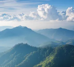Vue sur des collines et des nuages au-dessus