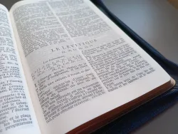 Une Bible ouverte au début du livre du Lévitique