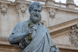 Statue représentant l’apôtre Pierre, devant la basilique Saint-Pierre à Rome