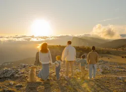 Une famille regarde le coucher de soleil