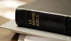 La Bible sure une pile de papiers