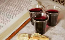 Du pain sans levain et du vin près d'une Bible ouverte