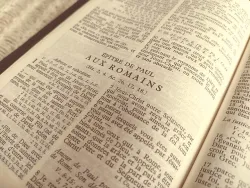 Bible ouverte sur 1er chapitre de Romains