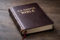 une bible sur une table