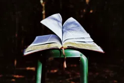 Une Bible sur un tabouret dehors