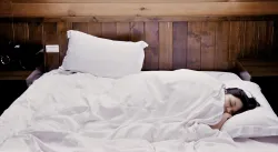 Une femme endormie dans un lit