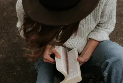 Une fille lit la Bible