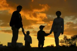 La silhouette d'une famille avec des enfants