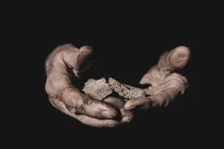 Un homme montre une morsure de pain