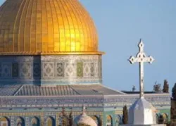 Une mosquée et une croix sur un clocher