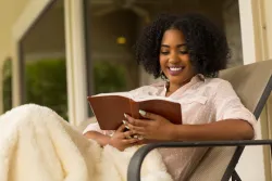 Une jeune femme lisant la Bible.