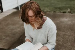 Une jeune femme qui lit une Bible