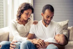 Une famille. Le père tient un bébé.