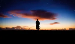 Une personne regardant le ciel nocturne.