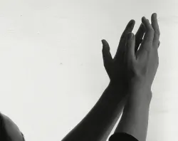 Une paire de mains en prière