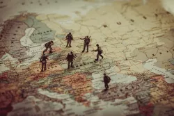 Soldats jouets sur une carte