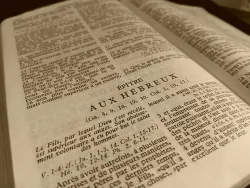 Bible ouverte sur le 1er chapitre des Hébreux